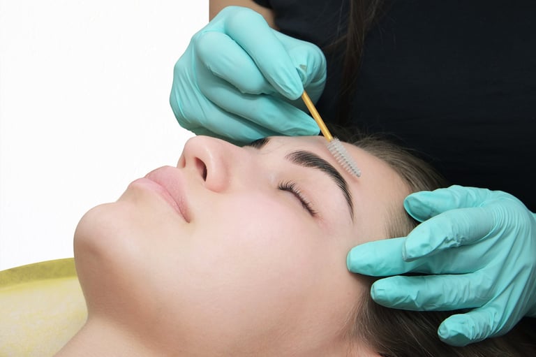Trattamento sopracciglia professionale con laminazione e modellatura